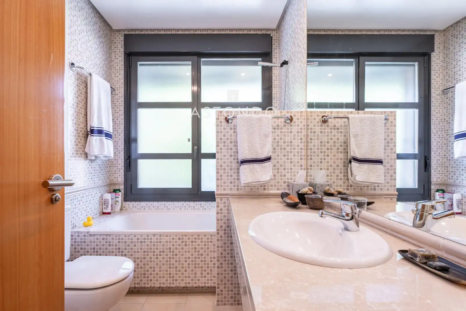 Baño de Casa adosada en venta en Madrid con Aire acondicionado, Calefacción y Parquet