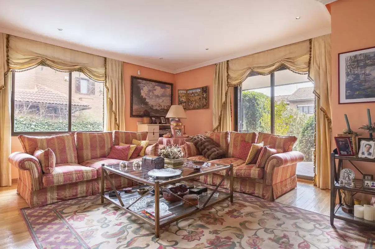 Sala de estar de Casa adosada en venta en Madrid con Aire acondicionado, Calefacción y Jardín privado