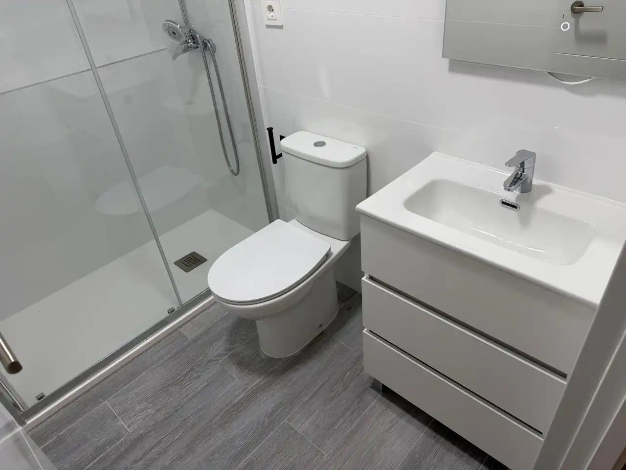 Bany de Planta baixa de lloguer en Madrid amb Aire condicionat i Moblat