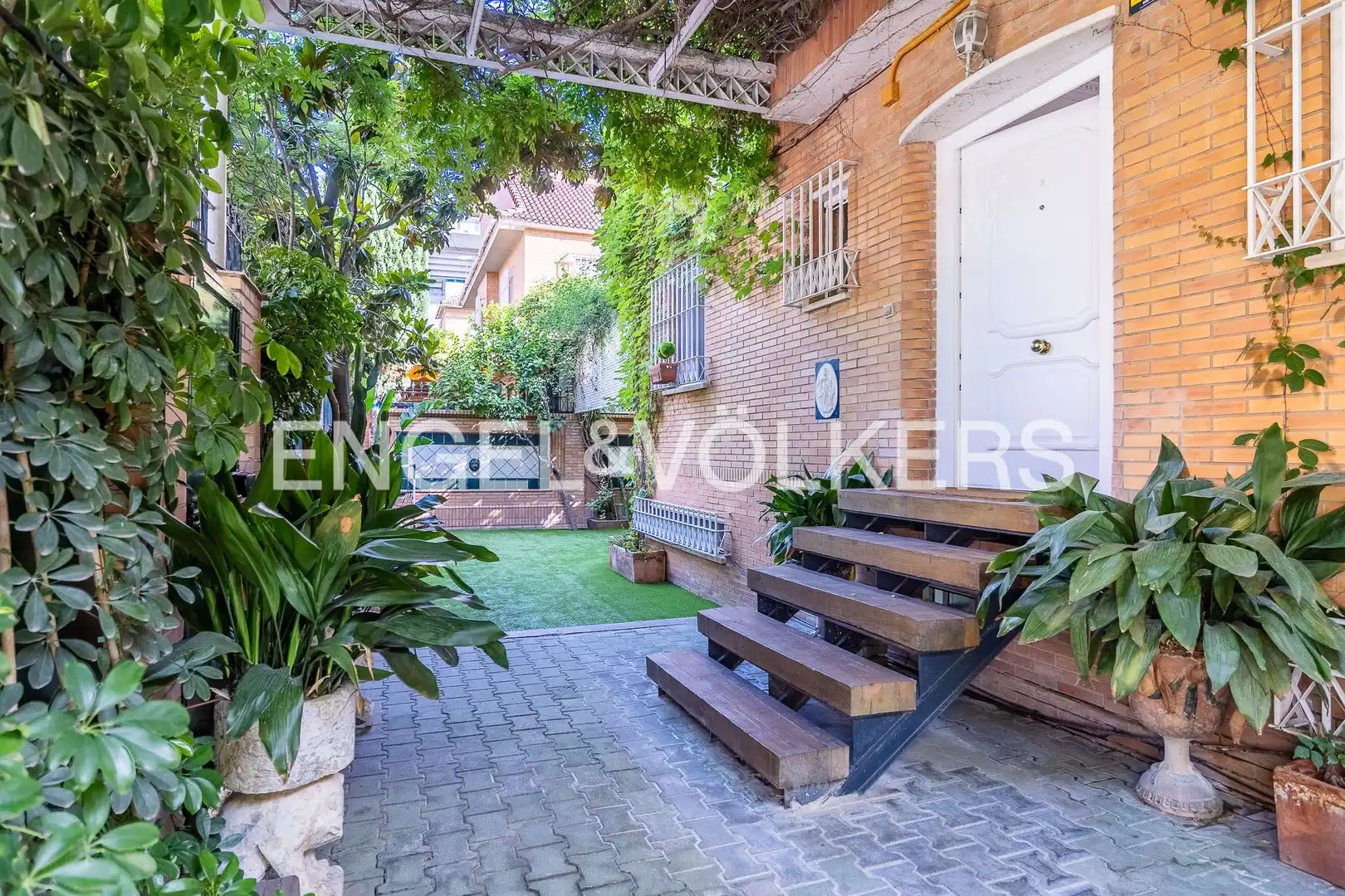 Exterior view of Houses for sale in Sevilla  with Air Conditioner, Heating and Private garden