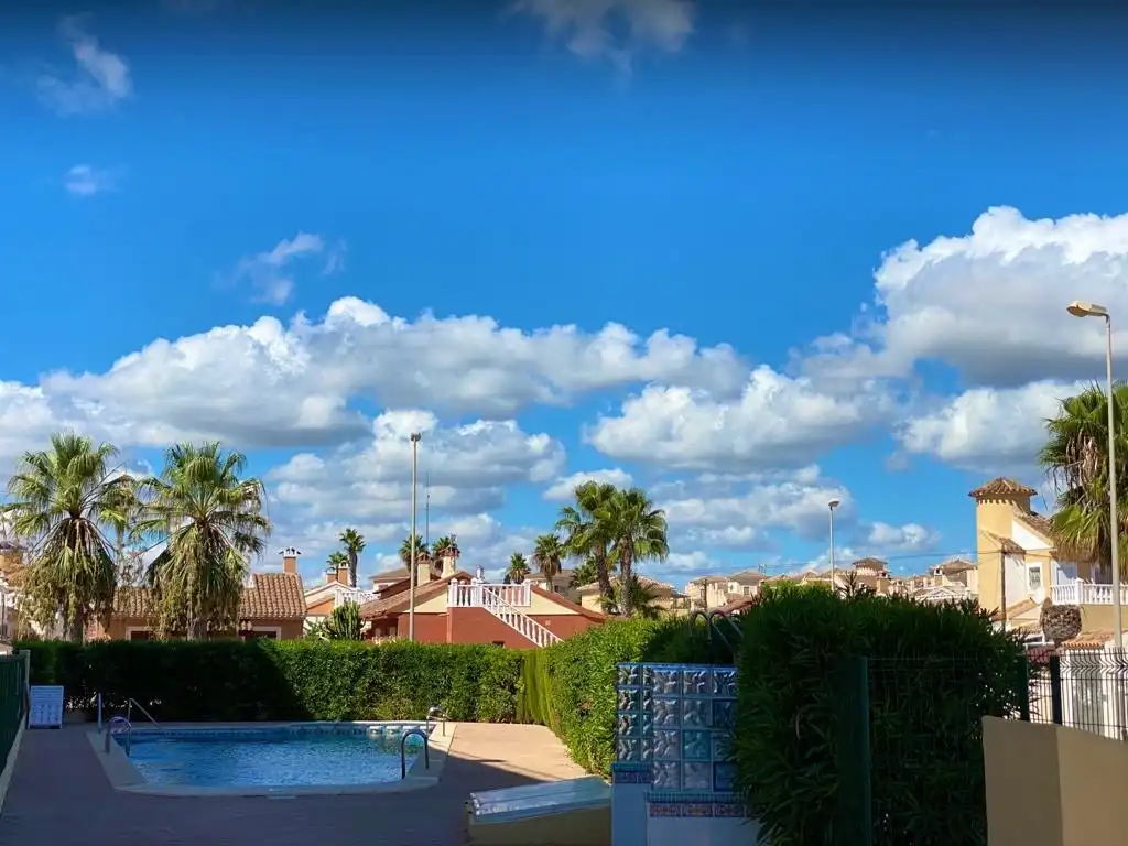 Vista exterior de Pis en venda en Orihuela amb Piscina