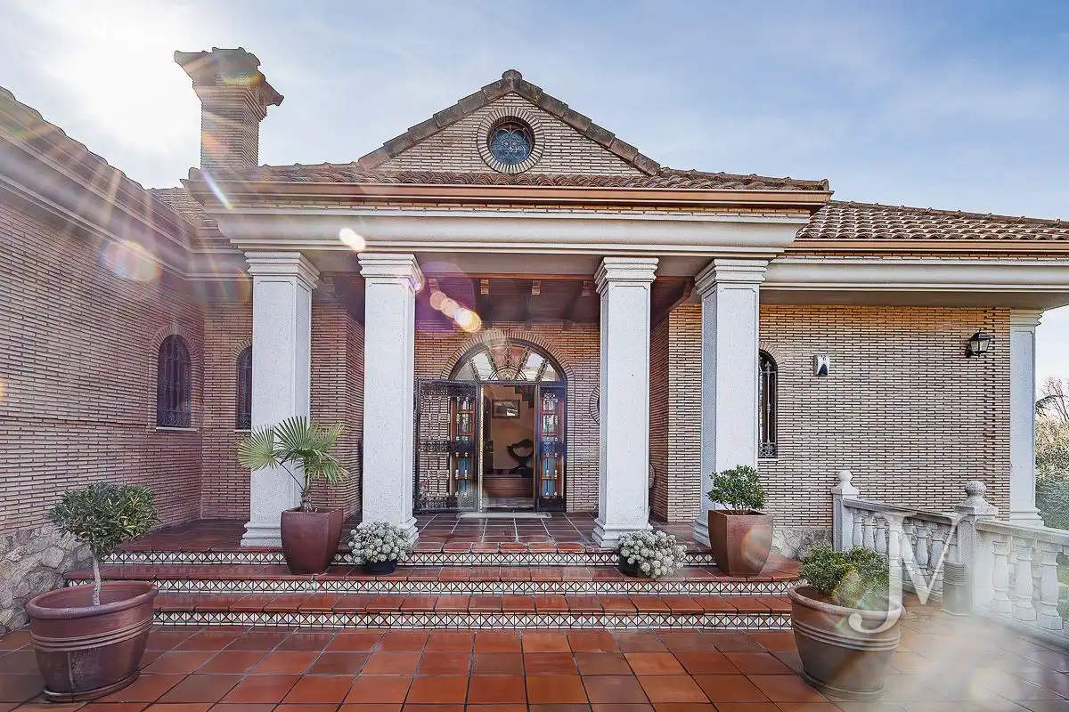 Vista exterior de Casa o chalet en venta en El Casar con Aire acondicionado, Calefacción y Jardín privado
