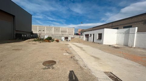 Nau industrial de 240 m2, en solar 986 m2 amb dues oficines a Manlleu.