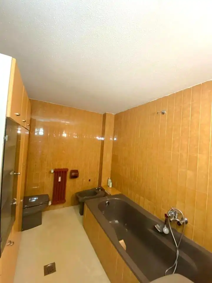 Bany de Àtic en venda en León Capital  amb Calefacció, Parquet i Terrassa