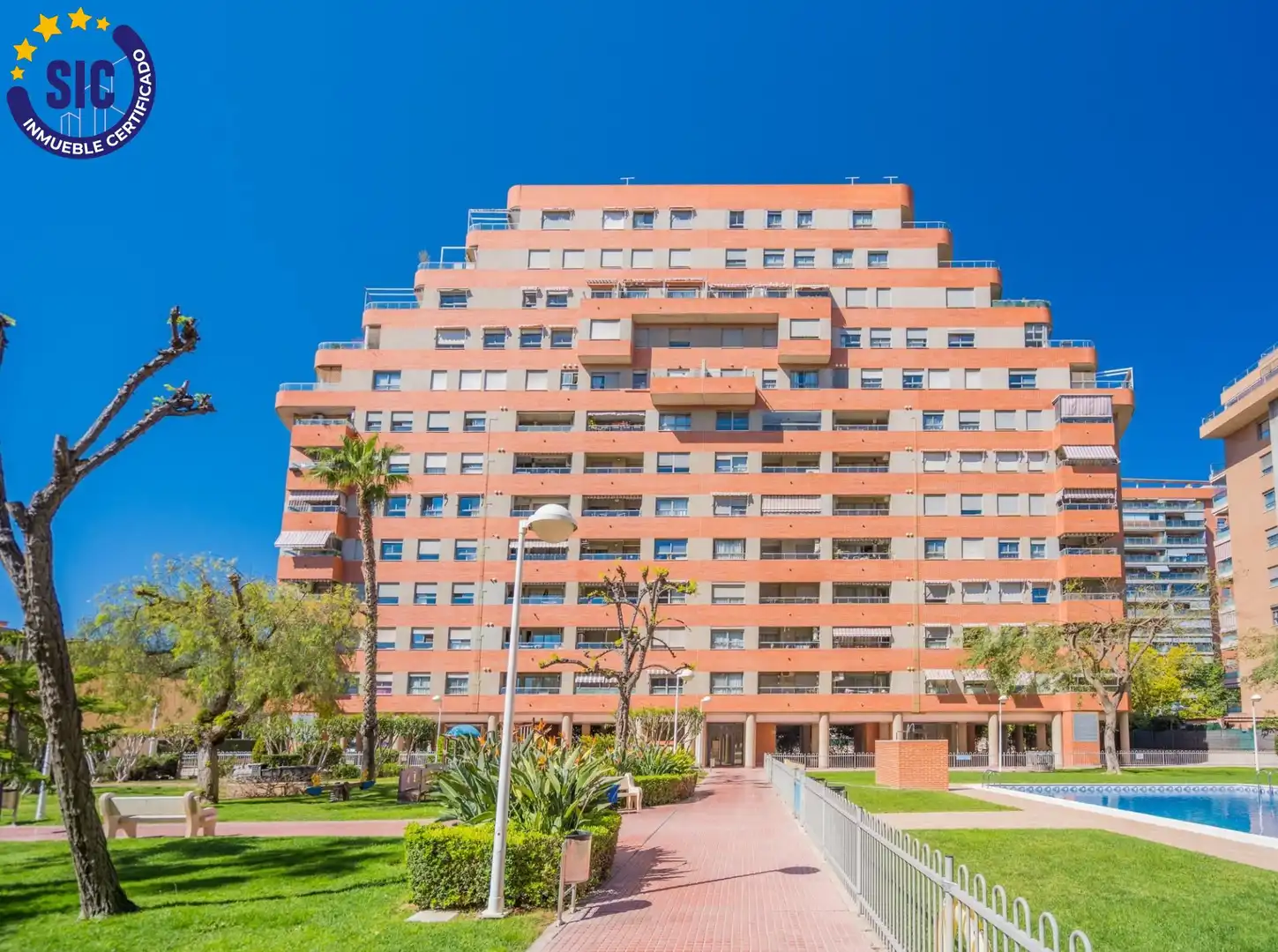 Vista exterior de Àtic en venda en Mislata amb Aire condicionat, Calefacció i Jardí privat