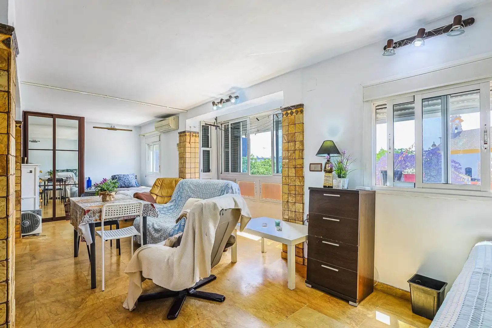 Living room of Flat for sale in Sevilla  with Air Conditioner and Balcony