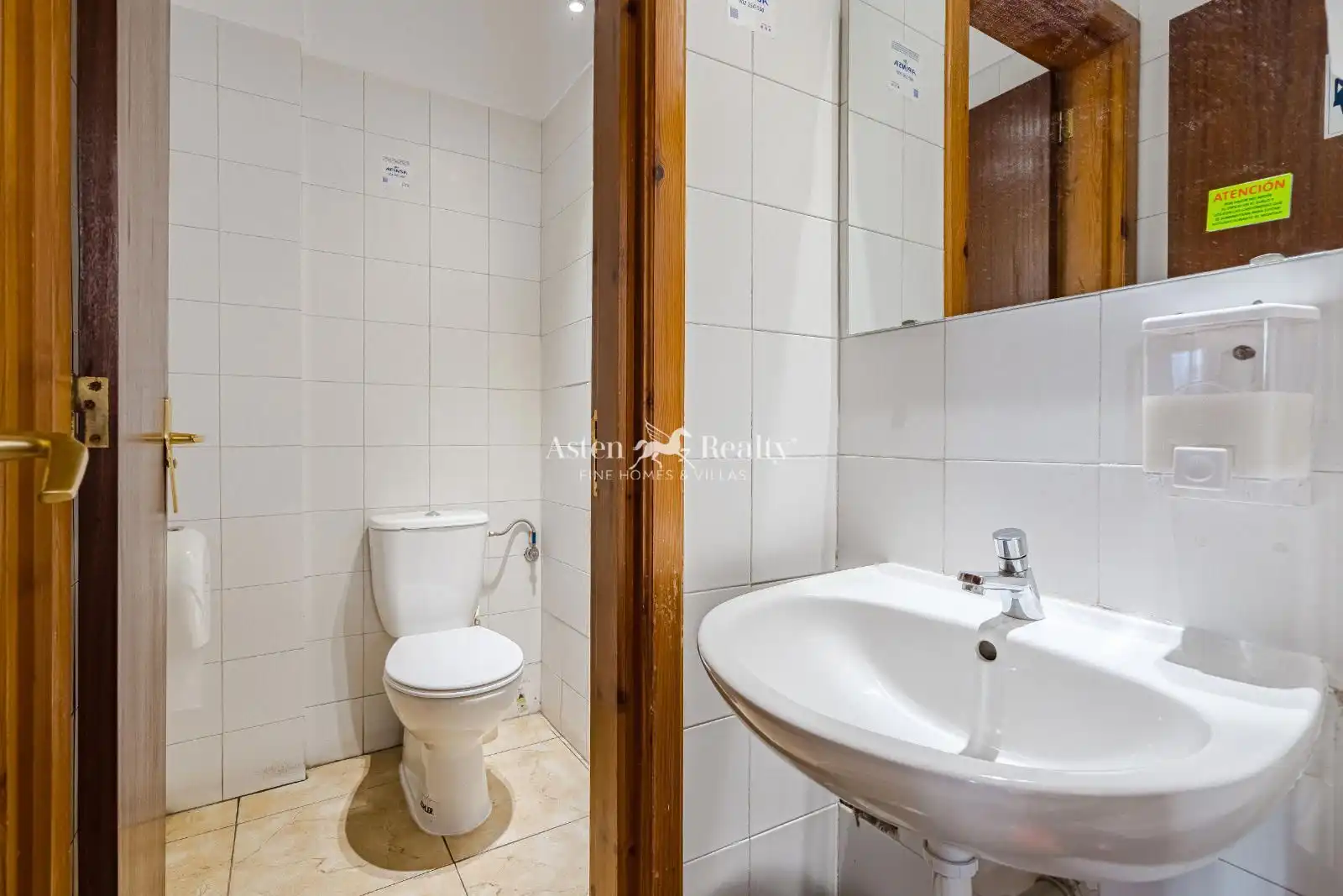 Badezimmer von Geschaftsraum zum Verkauf in Arona mit Klimaanlage und Möbliert