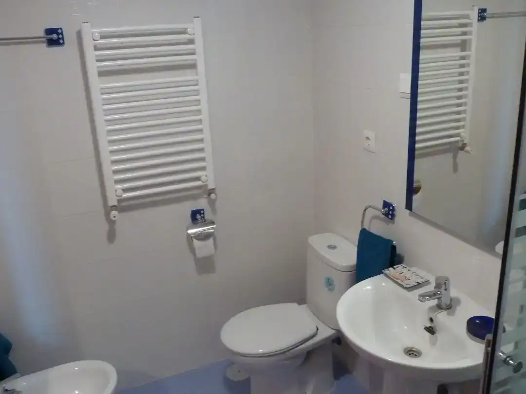 Bathroom of Flat for share in Urbanizaciones