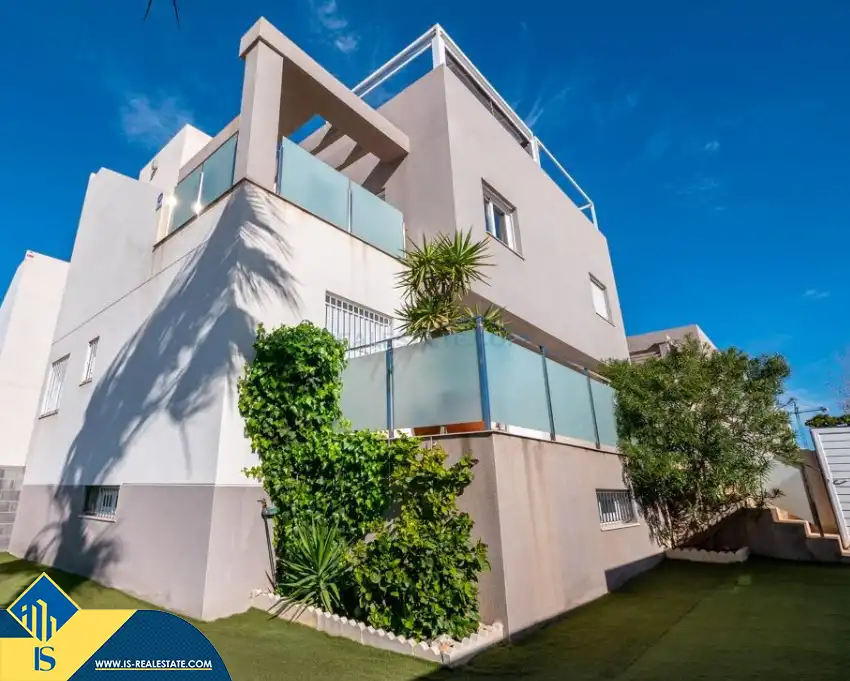 Vista exterior de Dúplex en venta en Torrevieja con Terraza, Amueblado y Piscina comunitaria