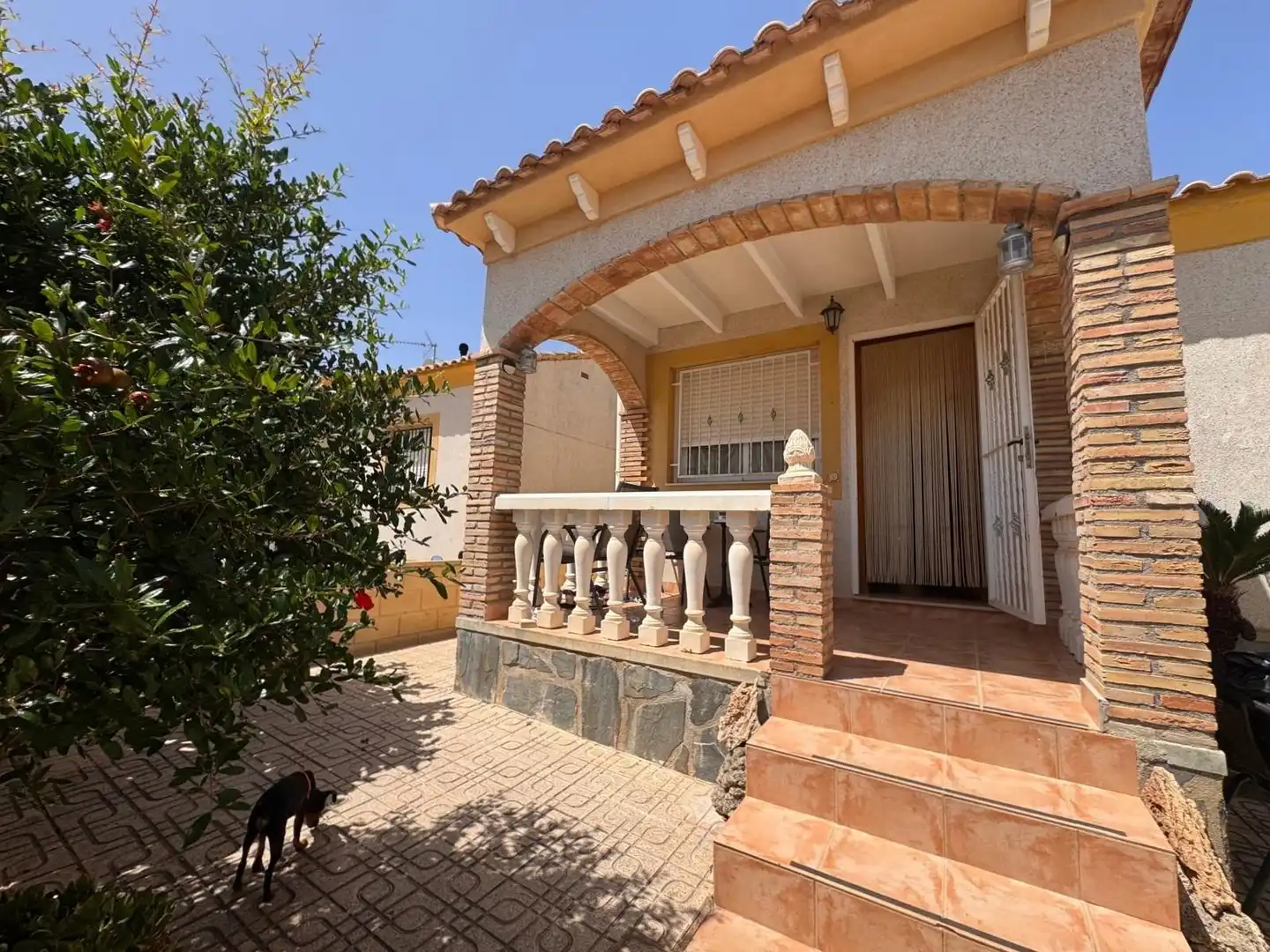 Vista exterior de Casa adosada en venda en Polop amb Aire condicionat, Jardí privat i Terrassa