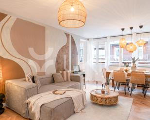 Sala d'estar de Apartament de lloguer en  Madrid Capital amb Aire condicionat, Calefacció i Moblat