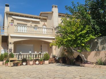 Adossat amb balcó en venda a Roda de Berà