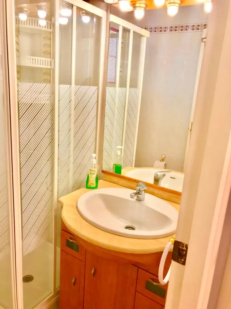 Bany de Dúplex de lloguer en La Manga del Mar Menor amb Terrassa, Piscina i Moblat