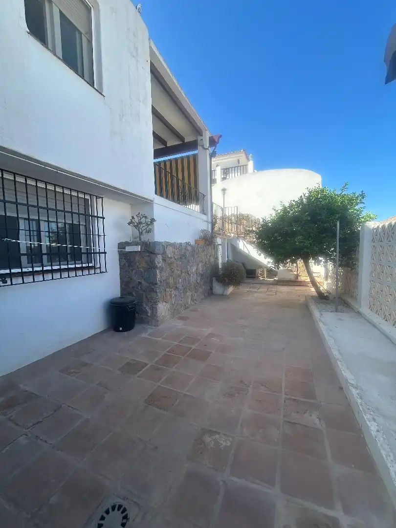 Vista exterior de Casa adosada en venda en Alhaurín de la Torre amb Aire condicionat, Jardí privat i Terrassa