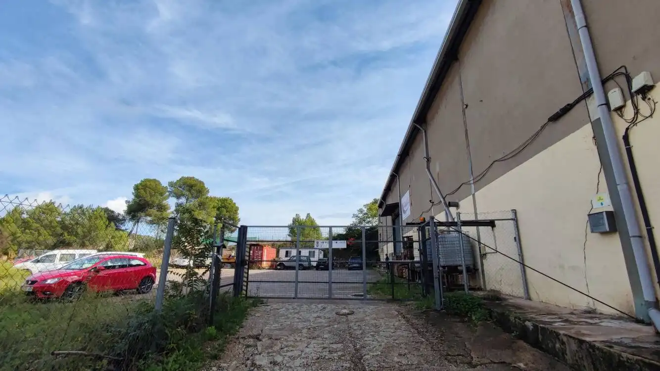 Vista exterior de Nave industrial en venta en Vallirana