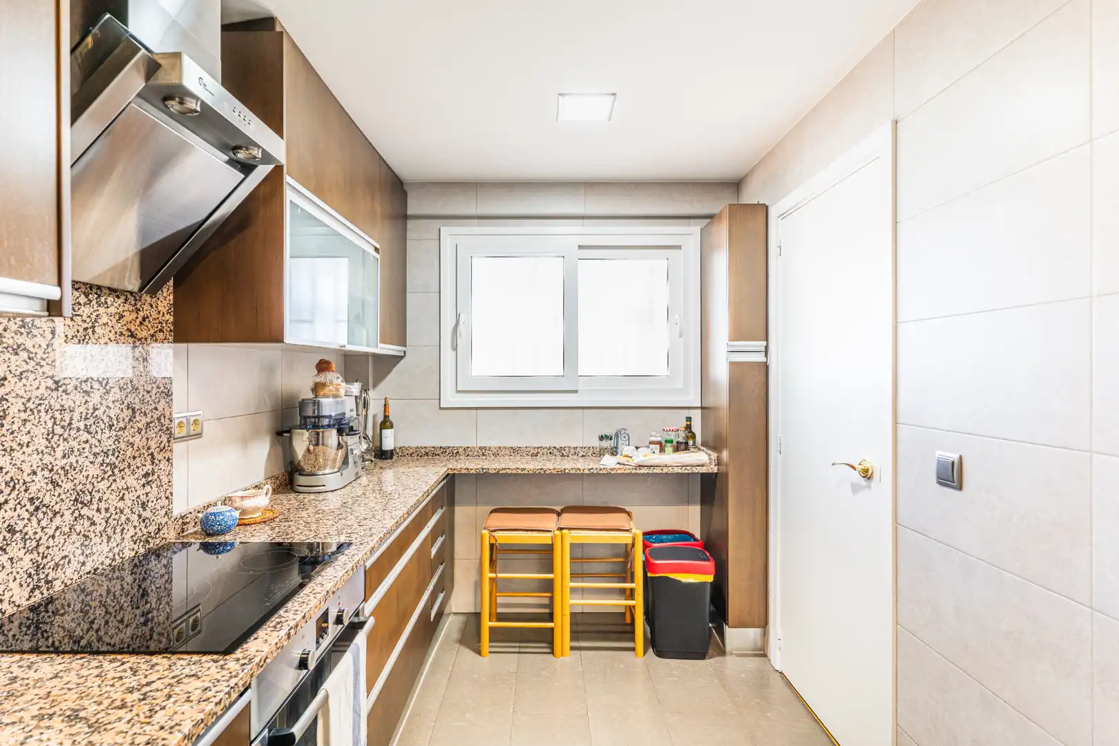 Küche von Einfamilien-Reihenhaus zum Verkauf in Las Rozas de Madrid mit Klimaanlage, Heizung und Privatgarten