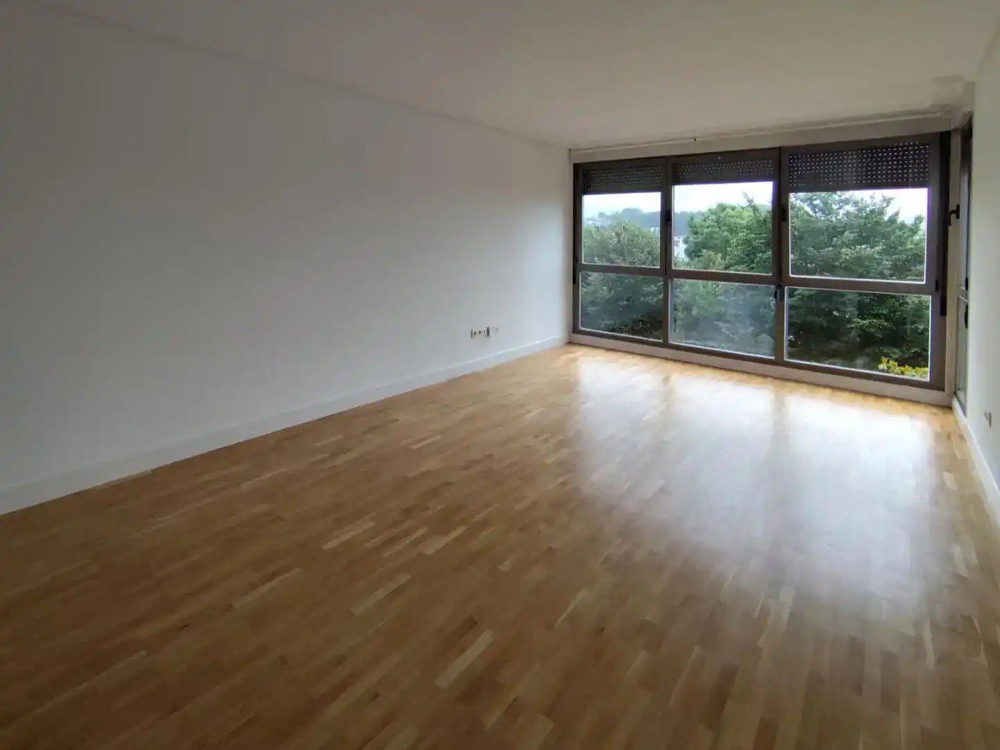 Sala d'estar de Pis en venda en Donostia - San Sebastián  amb Balcó