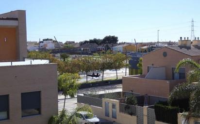Vista exterior de Casa o xalet de lloguer en San Antonio de Benagéber amb Aire condicionat i Piscina