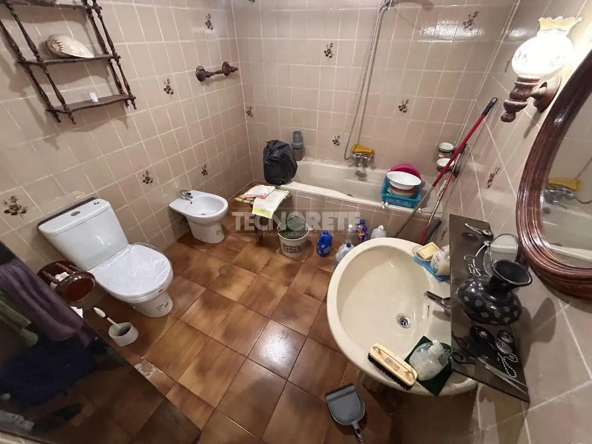 Bany de Pis en venda en Guadalajara amb Calefacció, Parquet i Terrassa