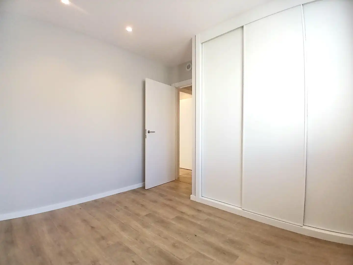 Schlafzimmer von Dachboden zur Miete in Oviedo  mit Heizung, Terrasse und Abstellraum