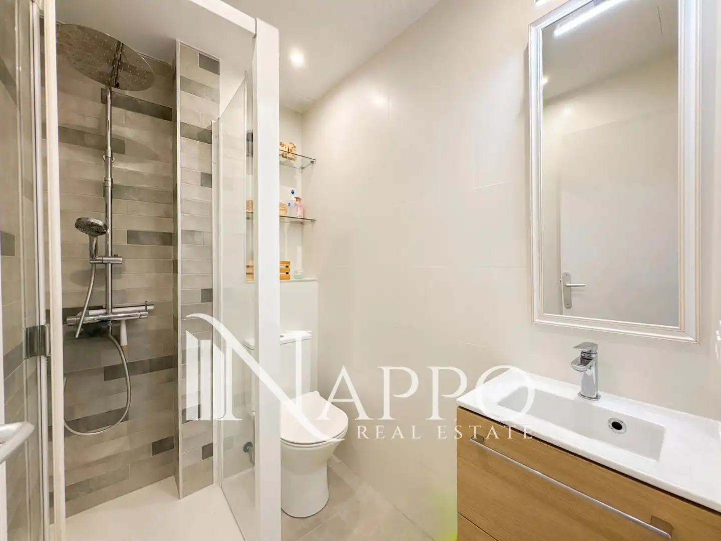 Baño de Piso en venta en  Palma de Mallorca con Aire acondicionado, Terraza y Amueblado