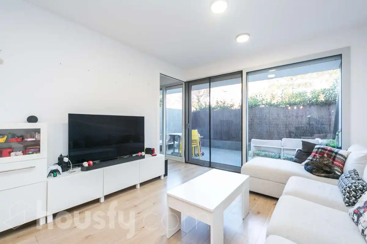 Sala d'estar de Planta baixa en venda en Sabadell amb Aire condicionat, Calefacció i Jardí privat