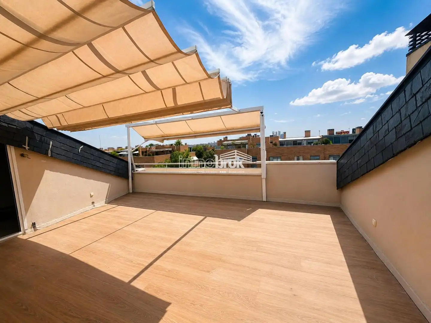 Terrasse von Dachboden zur Miete in La Moraleja mit Klimaanlage, Terrasse und Abstellraum