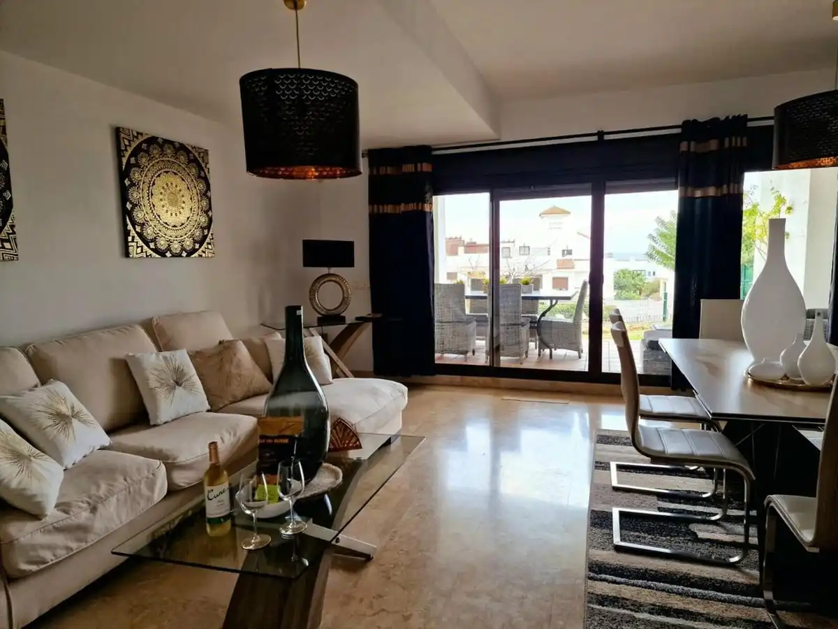 Sala d'estar de Casa adosada de lloguer en La Alcaidesa amb Jardí privat, Terrassa i Jacuzzi