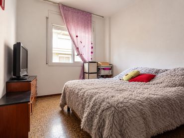 Piso con balcón en venta en Castell - Poble Vell