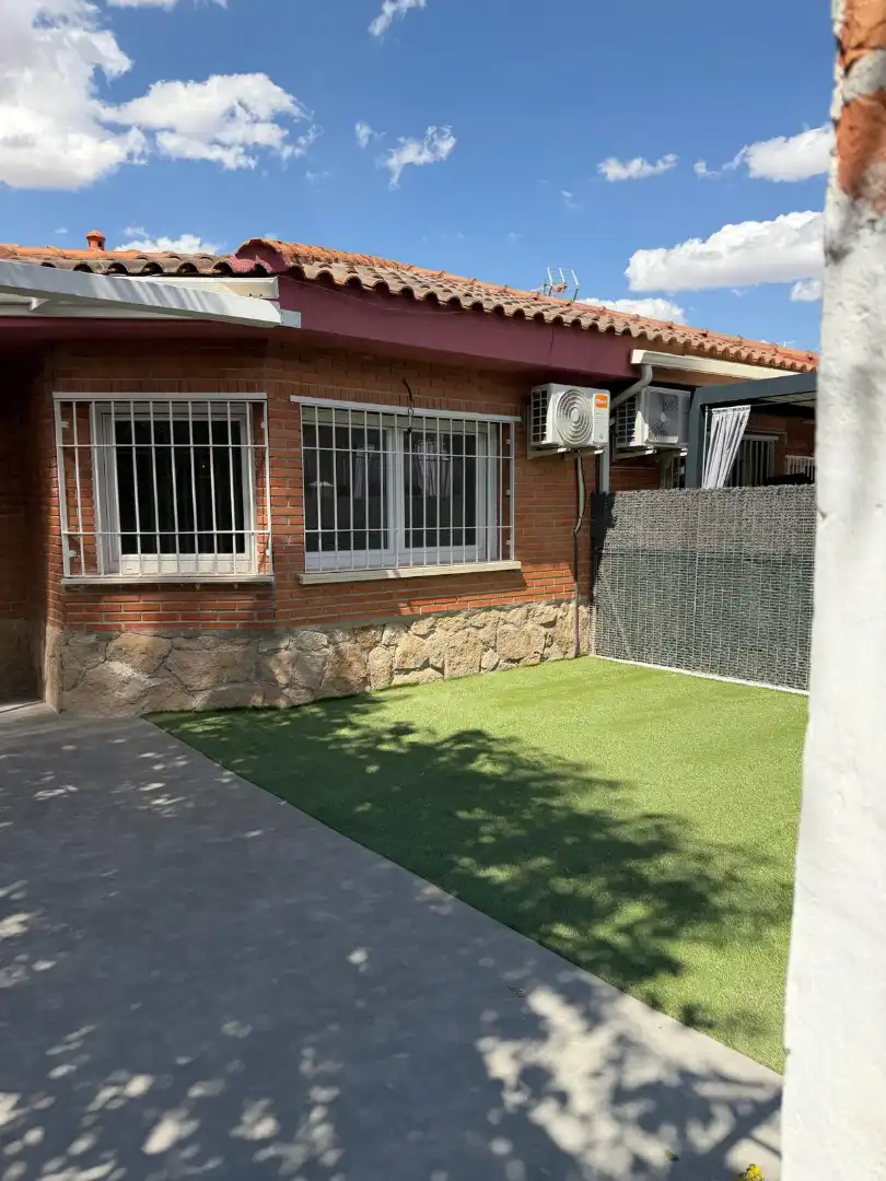 Jardí de Casa adosada en venda en Carabaña amb Aire condicionat, Calefacció i Jardí privat