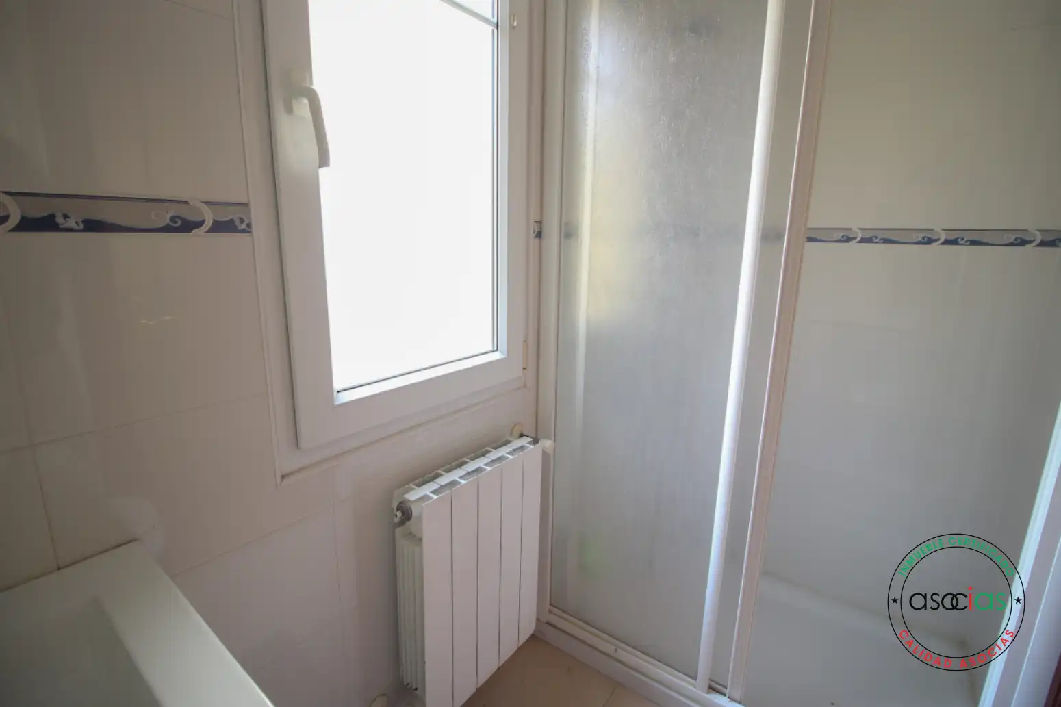 Baño de Ático en venta en Gijón  con Calefacción y Trastero