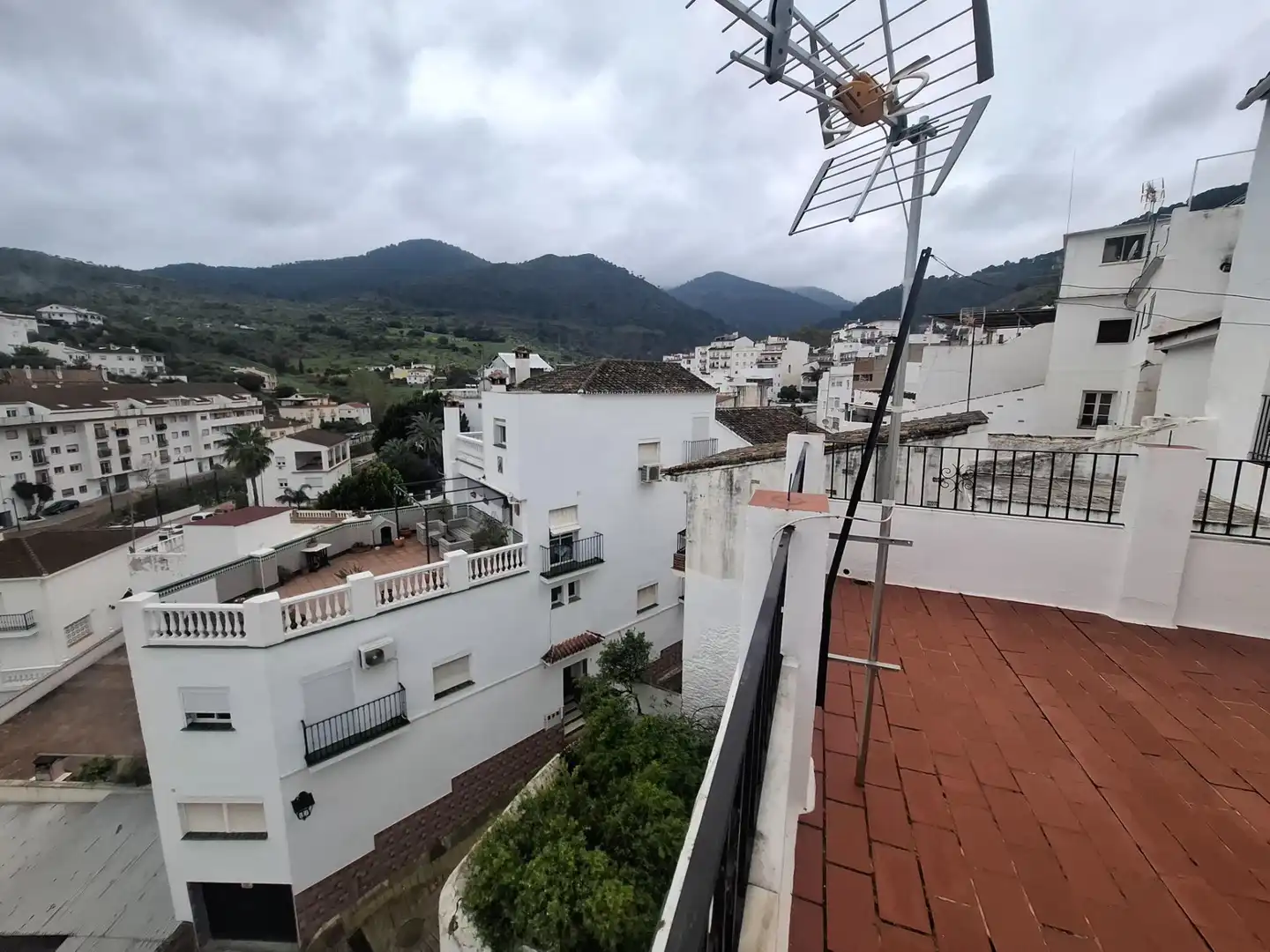 Vista exterior de Casa o xalet en venda en Tolox amb Terrassa