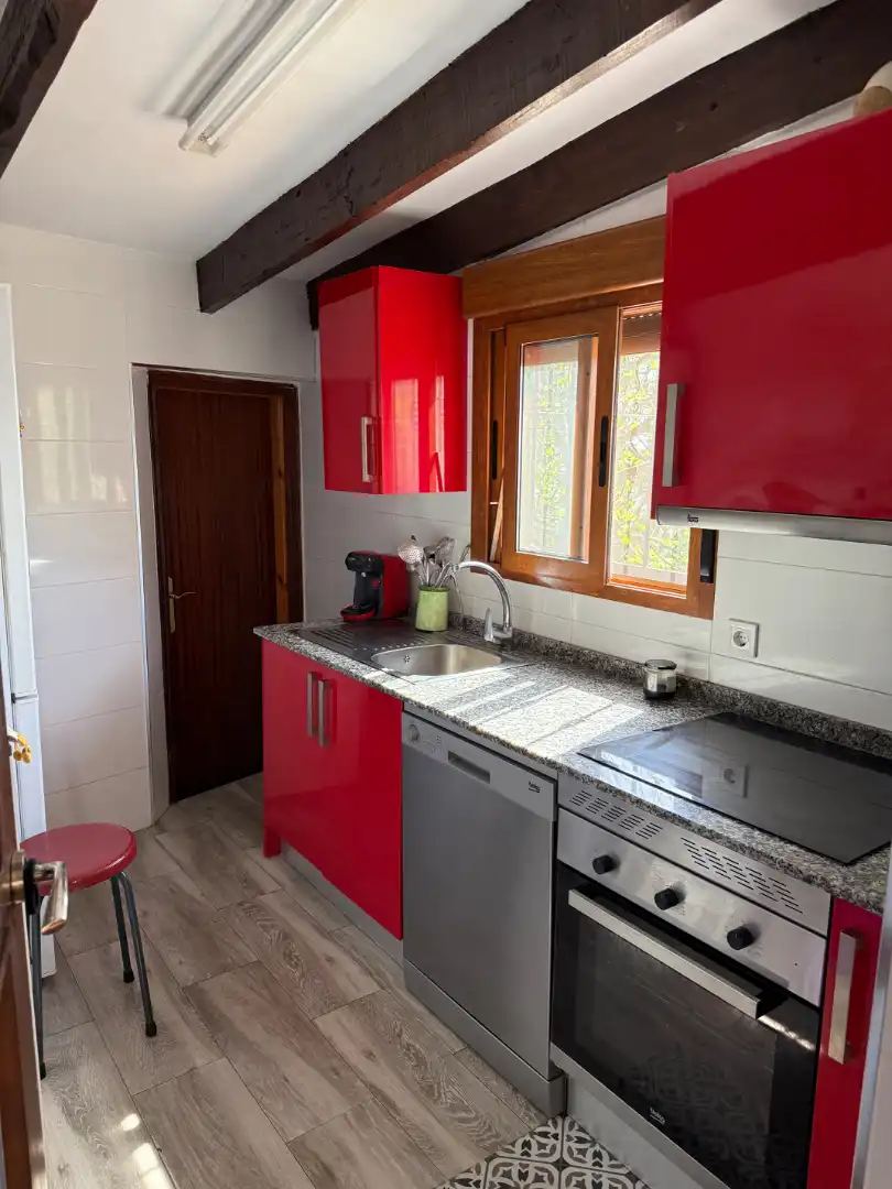 Cuina de Casa o xalet en venda en Oviedo  amb Calefacció, Jardí privat i Terrassa
