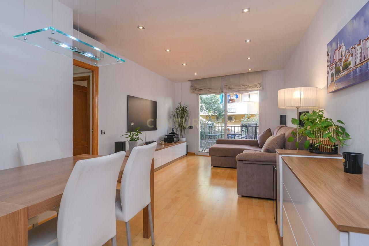 Sala de estar de Piso en venta en L'Hospitalet de Llobregat con Aire acondicionado, Horno y Balcón