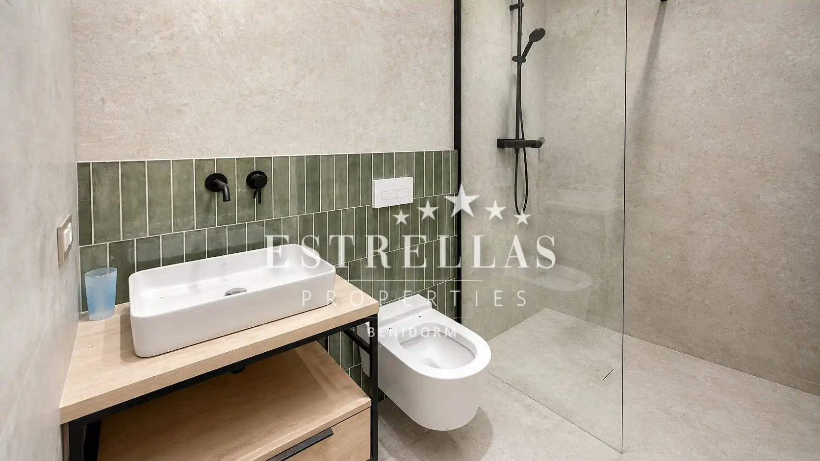 Baño de Apartamento en venta en Benidorm con Aire acondicionado, Calefacción y Jardín privado