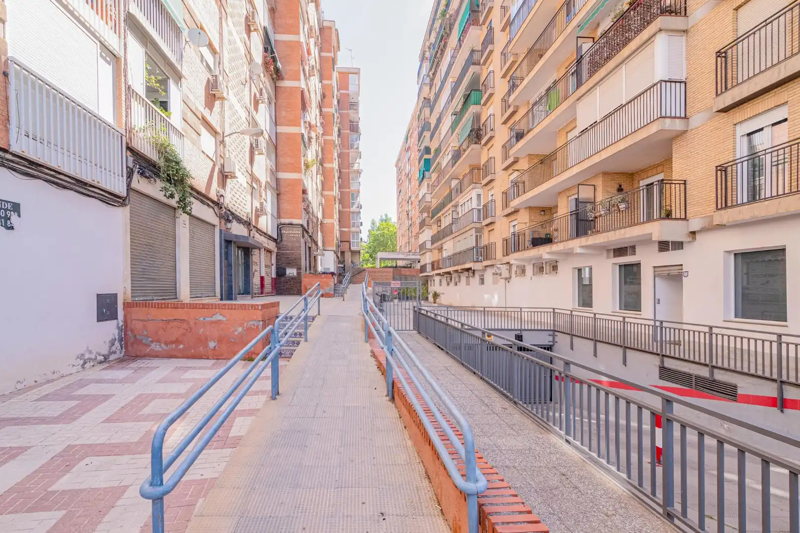 Vista exterior de Pis en venda en Granada amb Aire condicionat i Balcó