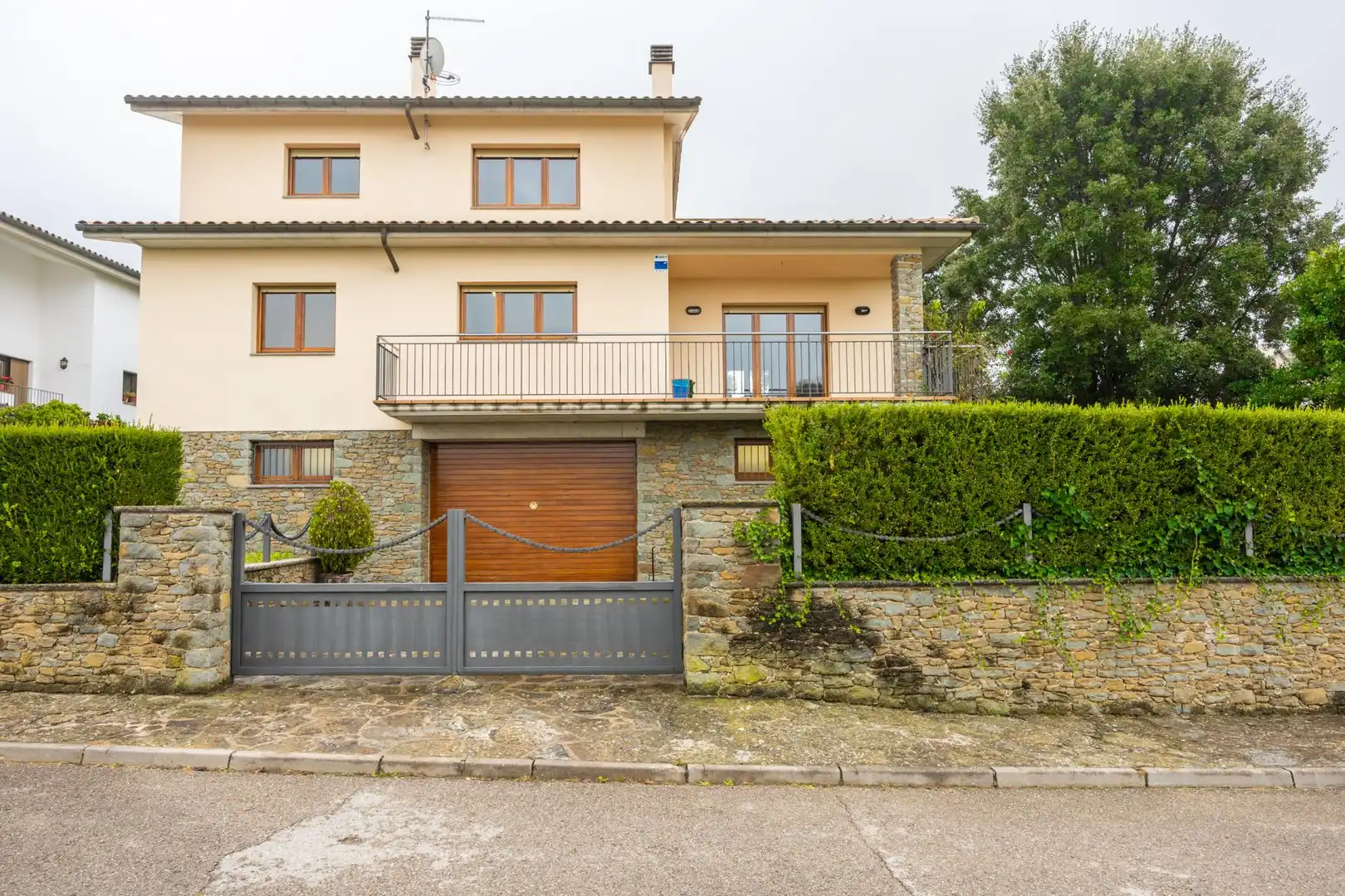 Vista exterior de Casa o xalet en venda en L'Esquirol amb Calefacció, Jardí privat i Terrassa