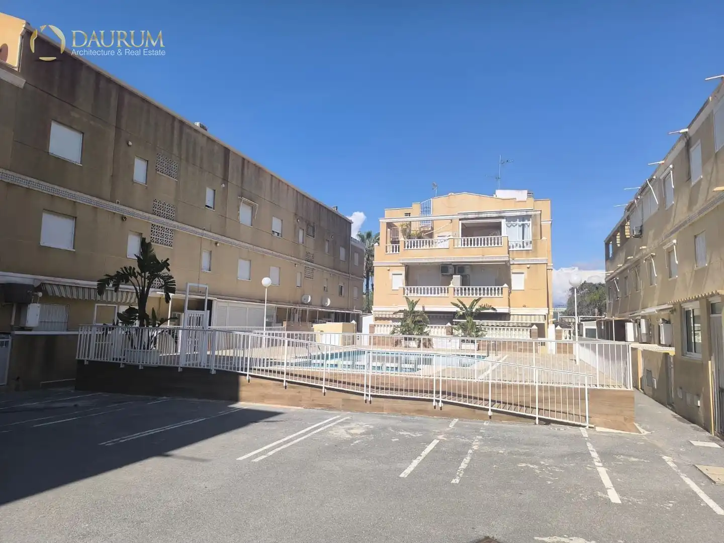 Außenansicht von Einfamilien-Reihenhaus zum Verkauf in Santa Pola mit Klimaanlage, Heizung und Privatgarten