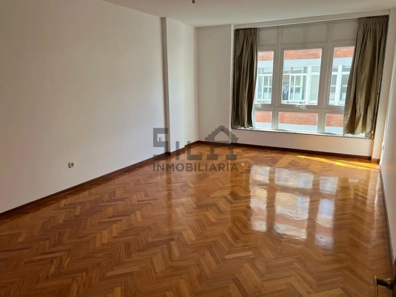 Sala de estar de Piso en venta en O Barco de Valdeorras   con Calefacción, Terraza y Trastero