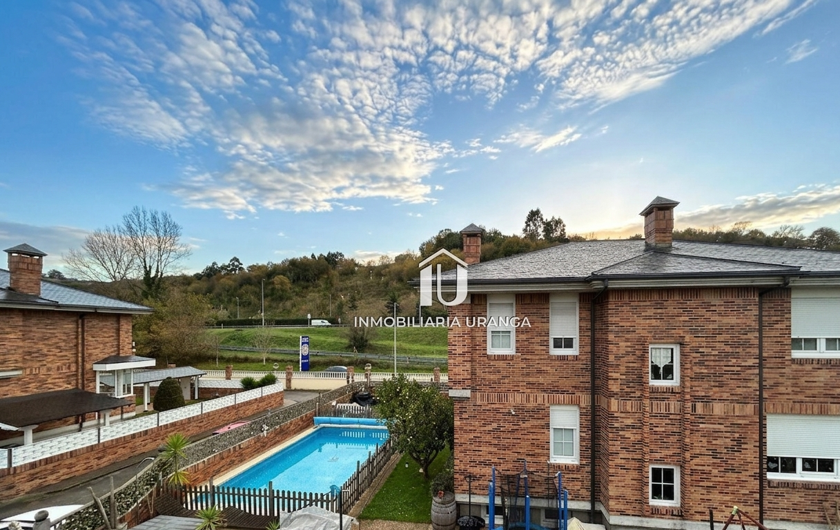 Außenansicht von Haus oder Chalet zum Verkauf in Laredo mit Heizung, Privatgarten und Abstellraum