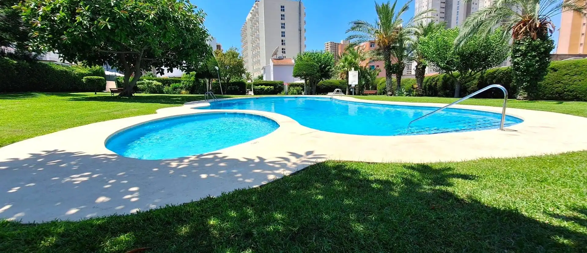 Schwimmbecken von Einfamilien-Reihenhaus zum Verkauf in Benidorm mit Klimaanlage, Privatgarten und Terrasse