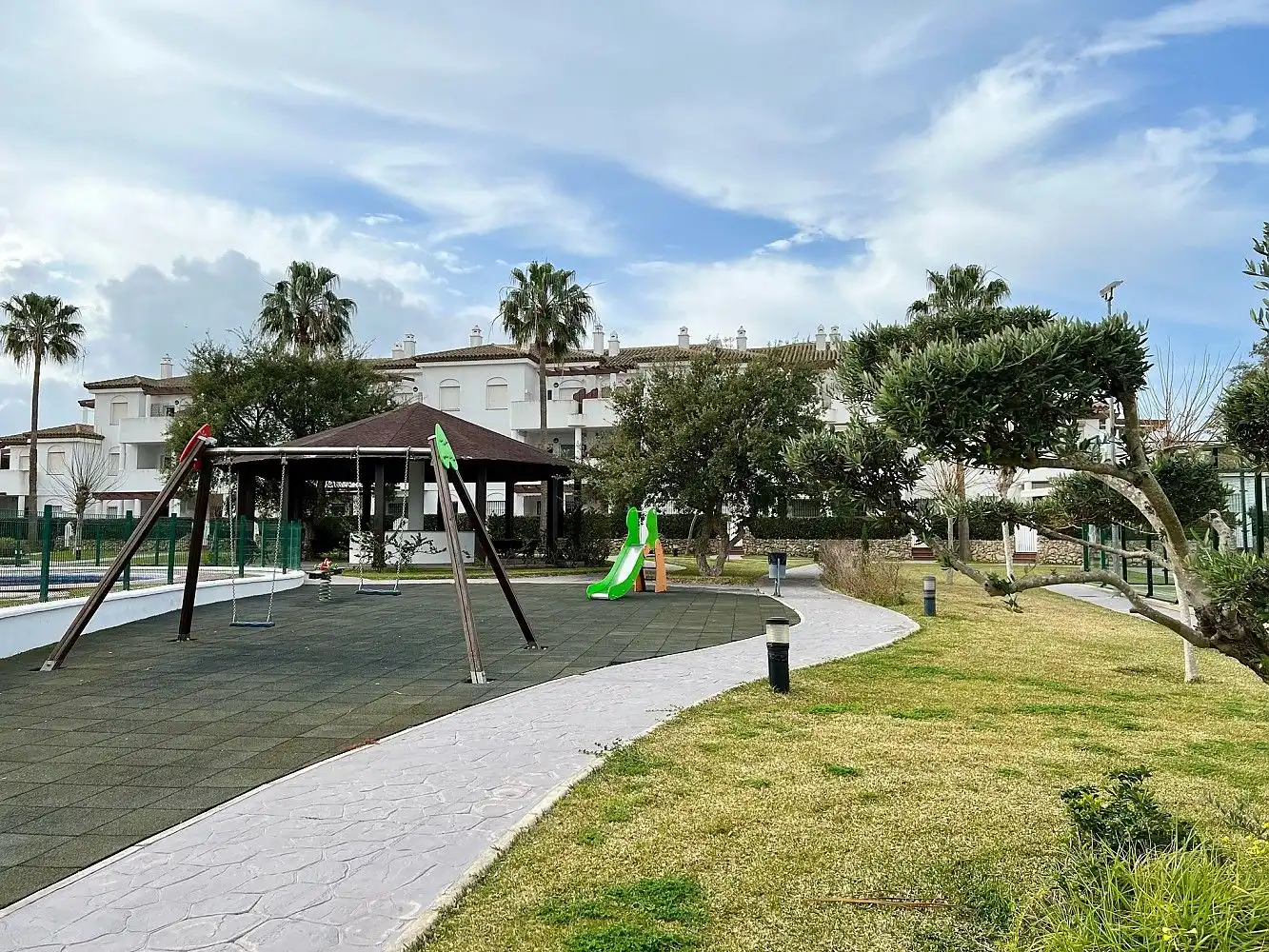 Vista exterior de Apartamento en venta en Chiclana de la Frontera con Jardín privado, Terraza y Alarma