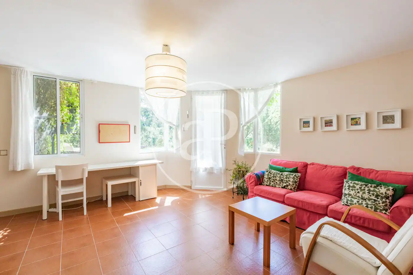 Sala d'estar de Casa o xalet en venda en Torrelodones amb Calefacció, Jardí privat i Traster