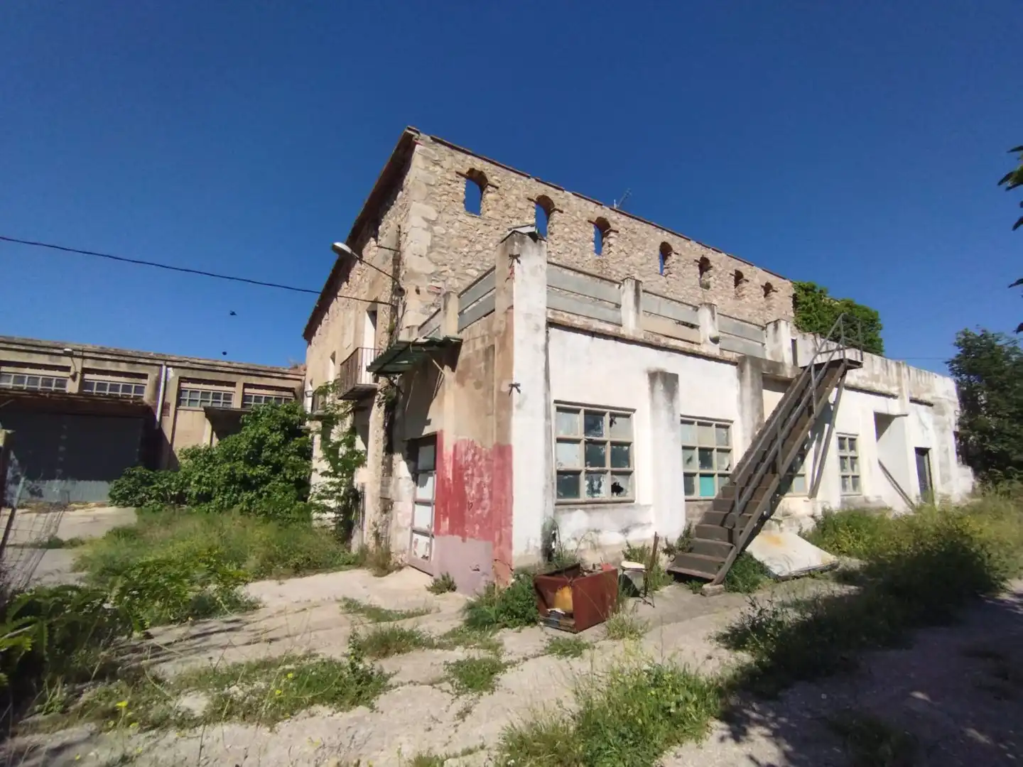 Außenansicht von Gebäude zum Verkauf in Rossell