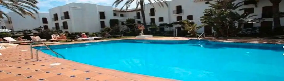 Piscina de Estudio de alquiler en Estepona con Aire acondicionado, Calefacción y Jardín privado