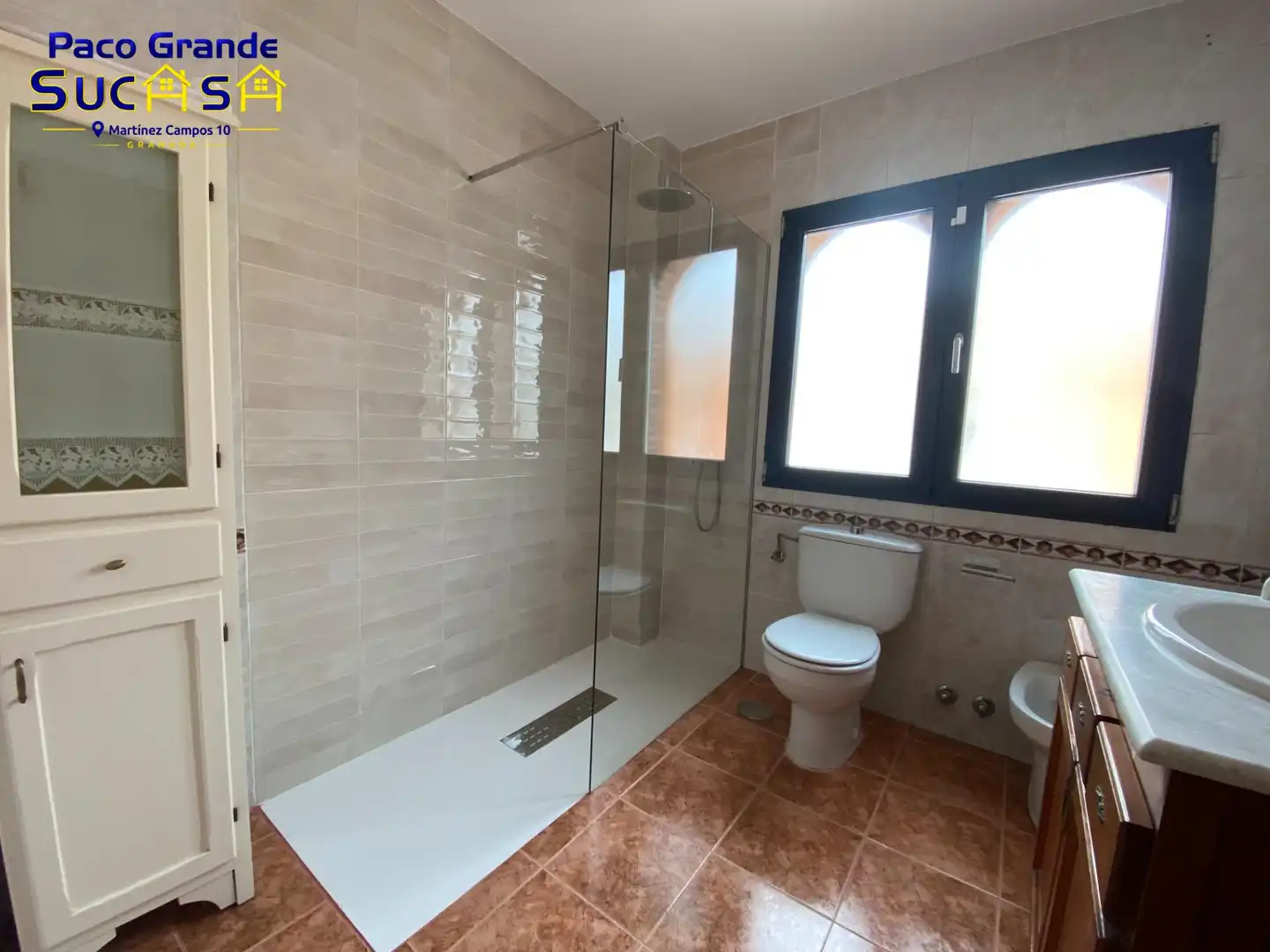 Badezimmer von Einfamilien-Reihenhaus zur Miete in Ogíjares mit Klimaanlage, Heizung und Privatgarten