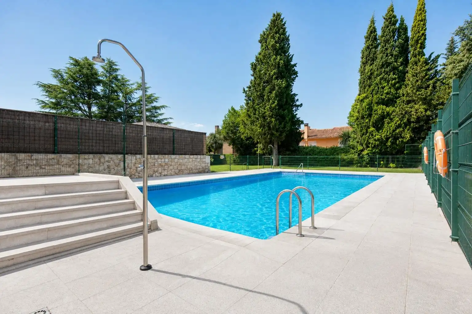 Piscina de Casa adosada en venda en Galapagar amb Calefacció, Jardí privat i Piscina comunitària