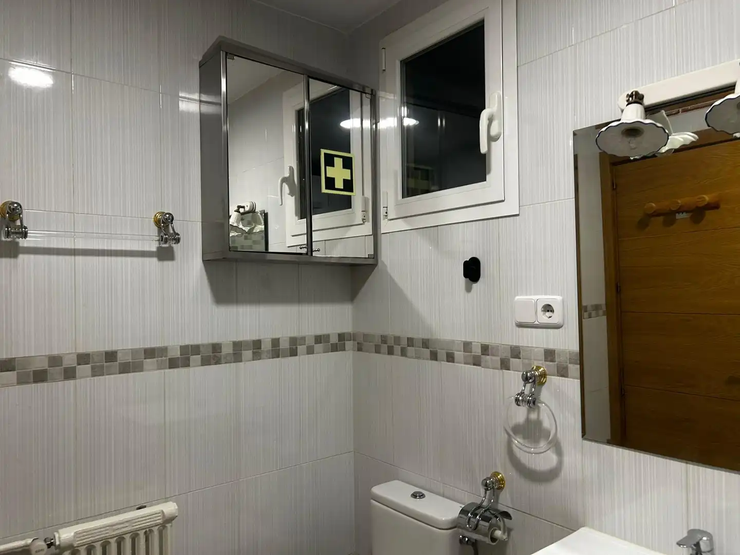 Bany de Apartament de lloguer en Madrid amb Aire condicionat i Calefacció