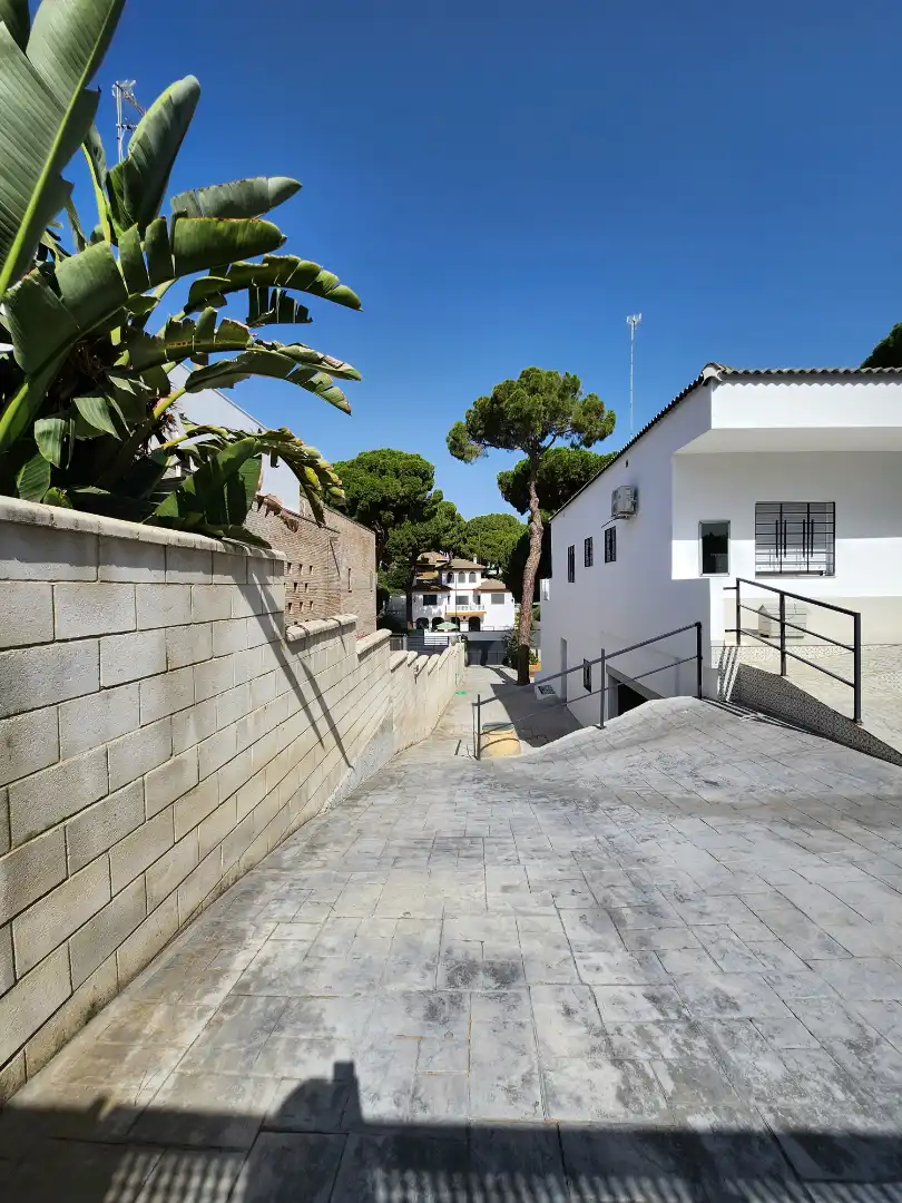 Vista exterior de Casa o chalet en venta en Alcalá de Guadaira con Aire acondicionado, Calefacción y Jardín privado