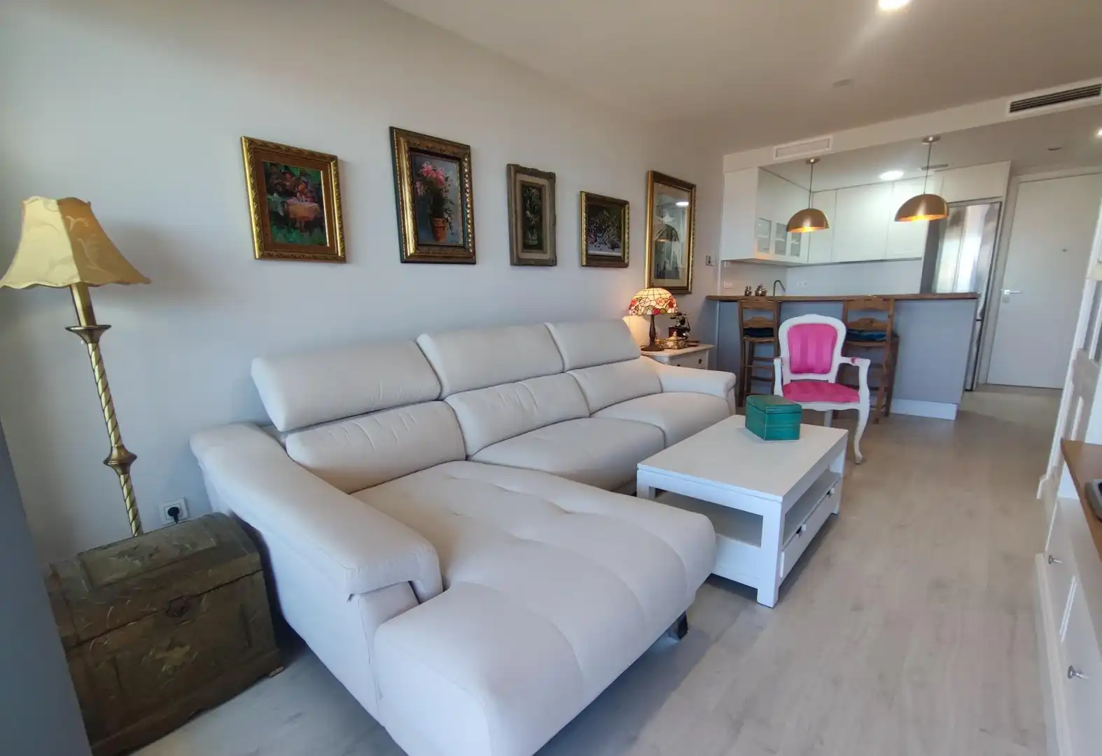 Sala de estar de Piso de alquiler en Almería con Aire acondicionado, Calefacción y Jardín privado